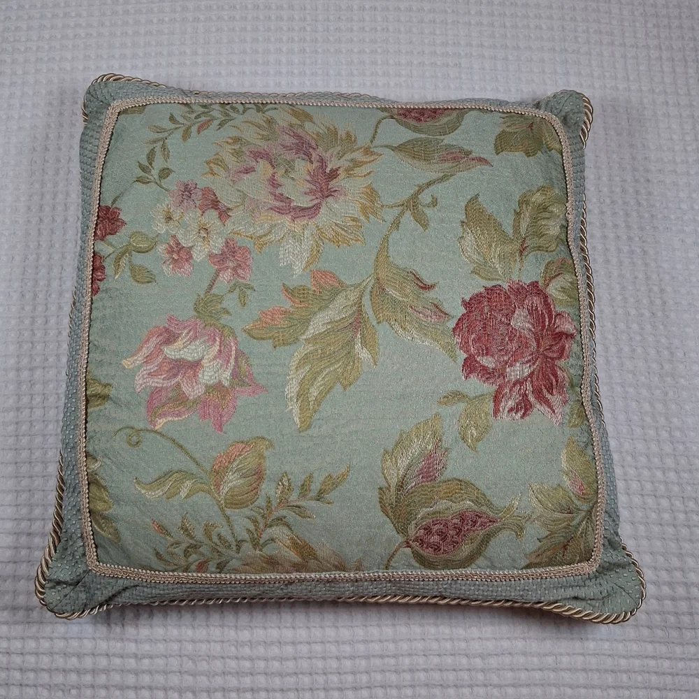 Ashley Furniture Throw Pillow & 2 Std. Shams Light Green Floral Braided Detail